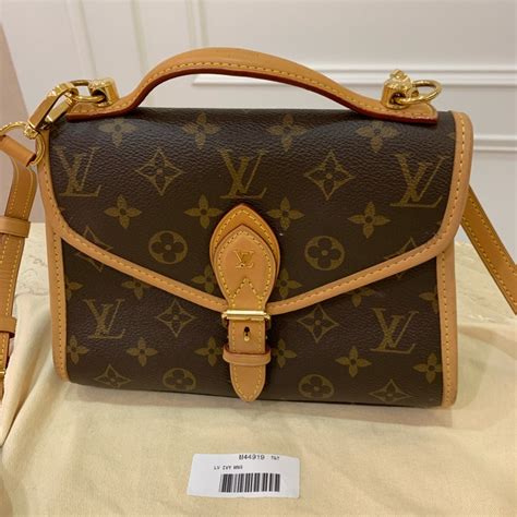 Compare prices for LV Ivy (M44919) in official stores